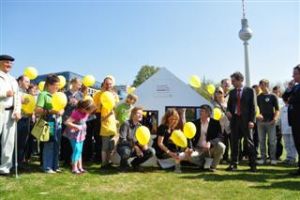 Startschuss zur Woche der Sonne: Solarfamilien errichten Haus in Berlin