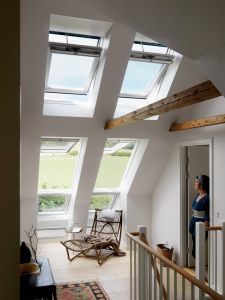 Gesünder Wohnen: Mit elektrisch betriebenen VELUX Dachfenstern automatisch richtig lüften