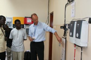 Memminger Offgrid-Spezialist Phaesun schult Solarfirmen in Uganda
