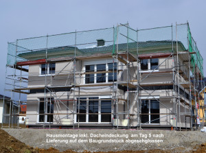 Bild: Hausaufbau am Baugrundstueck Bauweise: Fertighaus, industrielle Vorfertigung Bauart: Holzhaus, Holzständerwerk