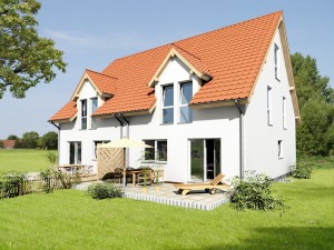 Bild: Doppelhaus  “Classic 120 DH” Bauweise: Fertighaus, industrielle Vorfertigung Bauart: Holzhaus, Holztafelbau