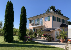 Bild: EINZUGSFERTIG ZUM GUENSTIGEN FESTPREIS  Bauweise: Fertighaus, industrielle Vorfertigung Bauart: Holzhaus, Fachwerk