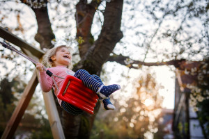 Kinderparadies im Garten – So sorgen Sie für sicheren Spielspaß