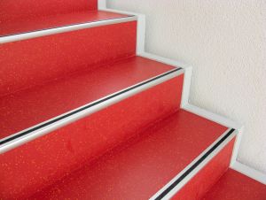 Aluminiumblech als dekorative und schützende Verkleidung von Boden, Wand oder Treppen